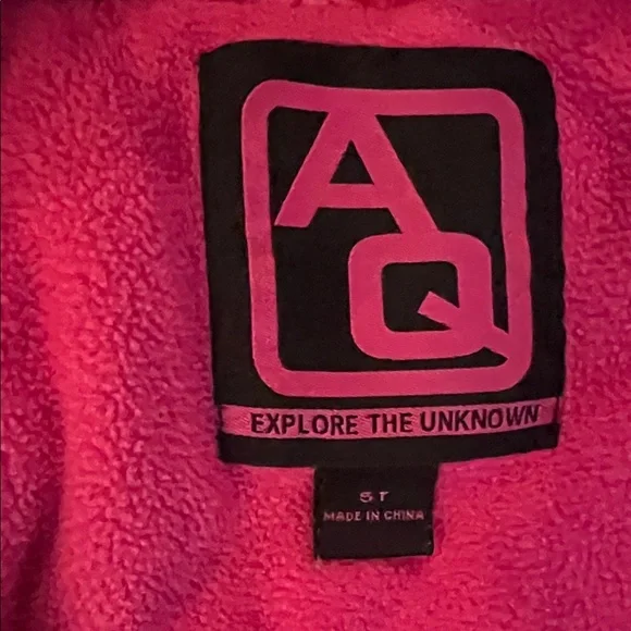 Good🎉condition:  Pink and Black Heart Patterned Winter Jacket. size 5T - Picture 6 of 7